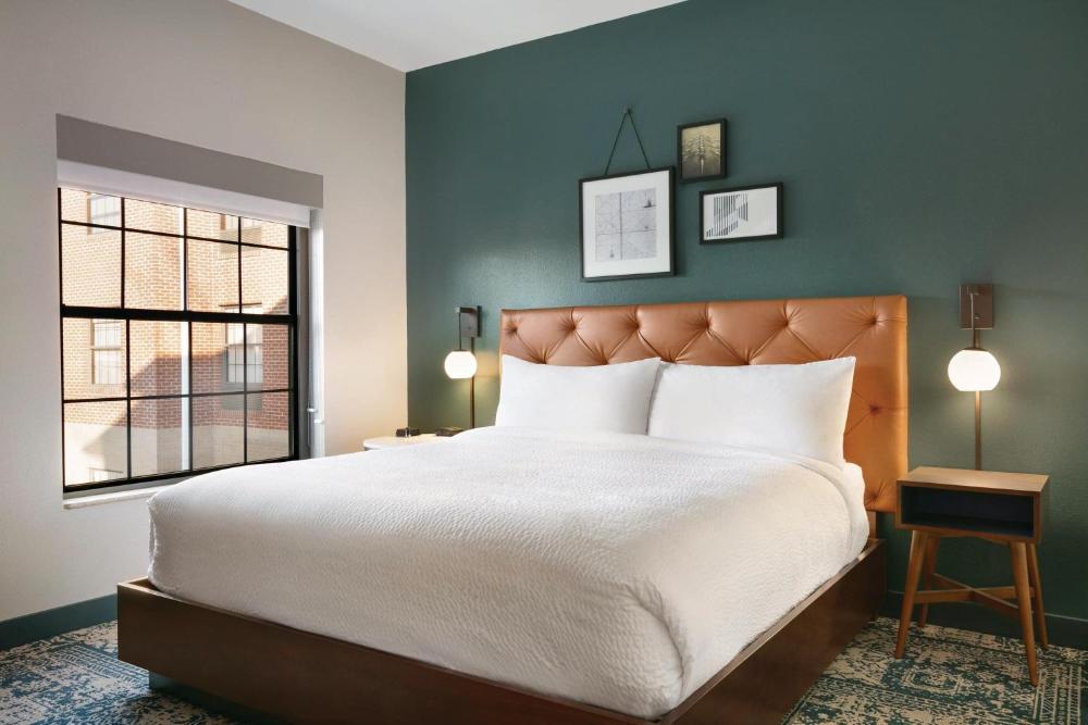 1 Bedroom Suite, 1 King, Alternate bed: sofa bed interior